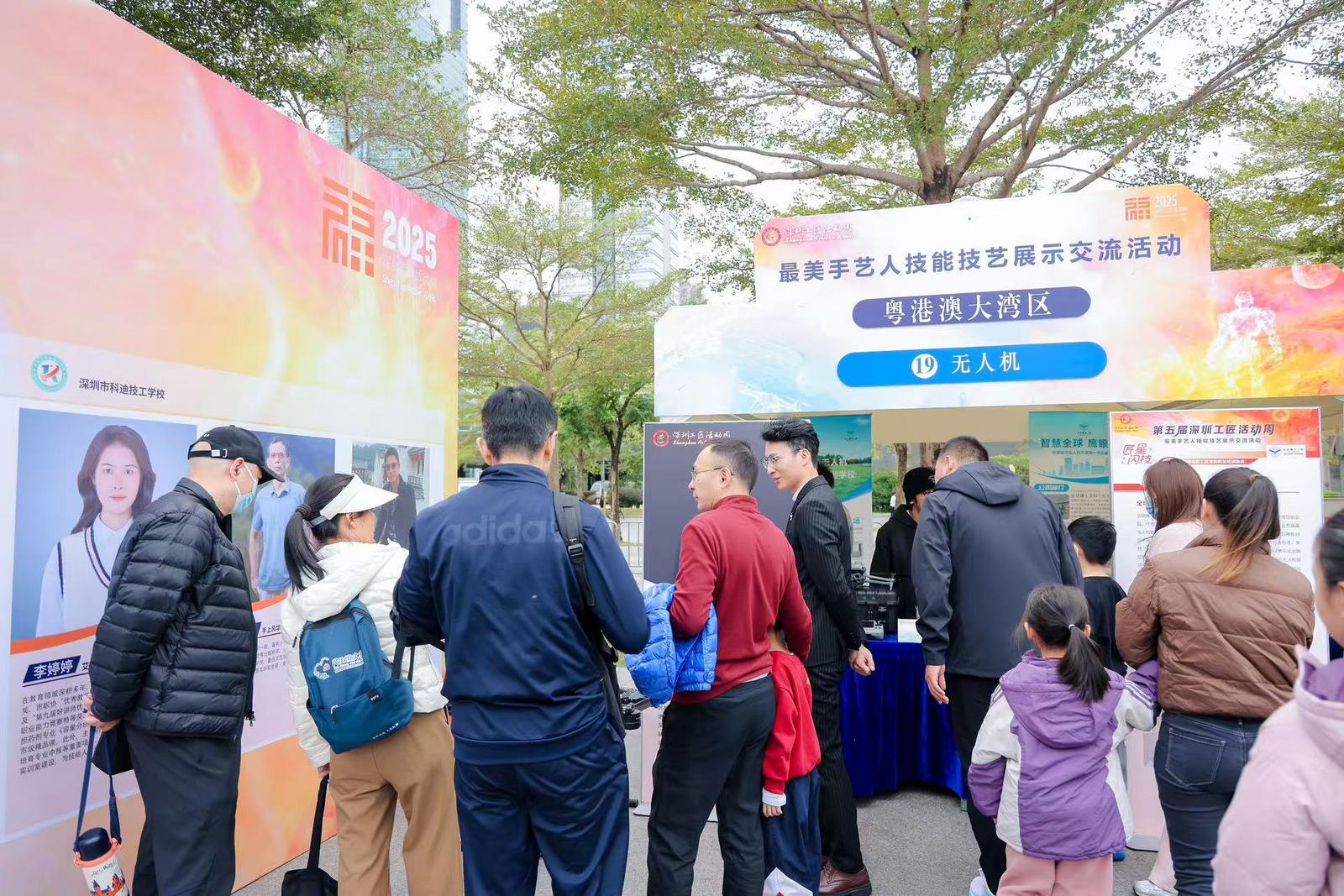 低空经济“引路人”：从工匠周展位看无人机飞手的职业新蓝海