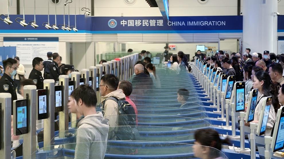 元旦假期首日新年跨境游火热 莲塘口岸出入境客流持续保持高位运行