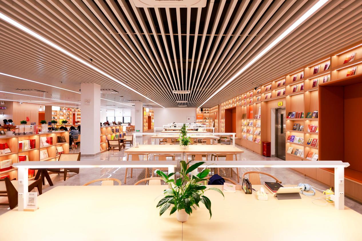 文脉铸魂 勤思致远 深圳职业技术大学勤思书吧焕新启幕