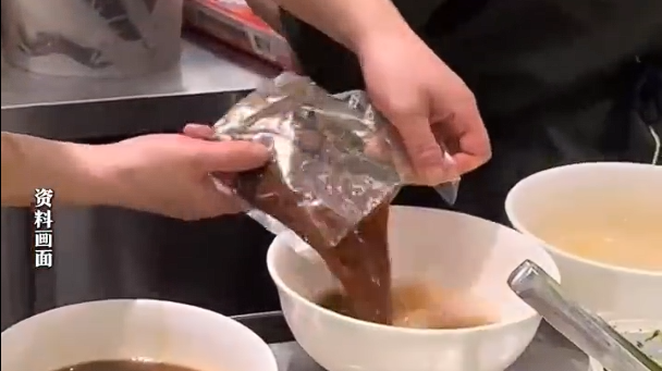 和府捞面被曝袋装浇头汤底 高价预制面争议再起