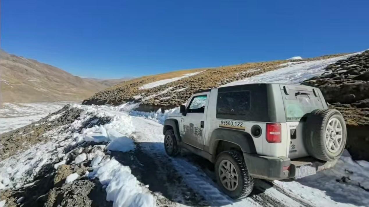 风雪中的太保守护 太保启动绿通守护藏区牧民