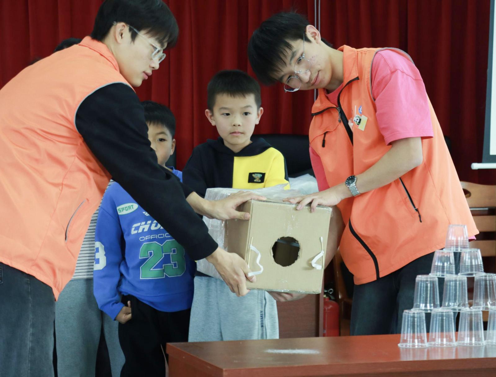 “芯片”走进山村课堂：深职大学生为孩子们造出一座“移动科技馆”