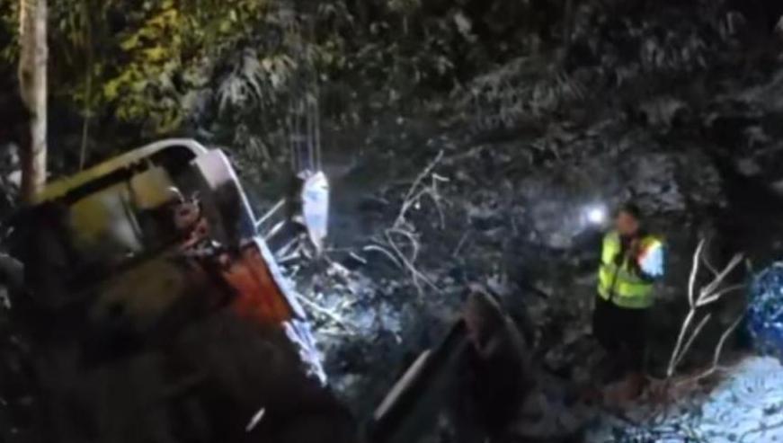 今年首场寒潮来袭 中国太保深夜救援翻入深沟车主