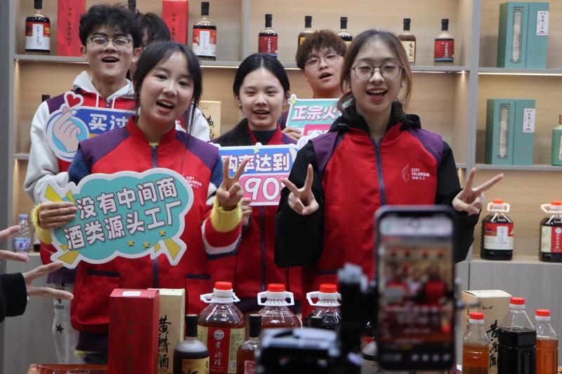深职大学子助农直播团队为千年客家黄酒打通“出山路”