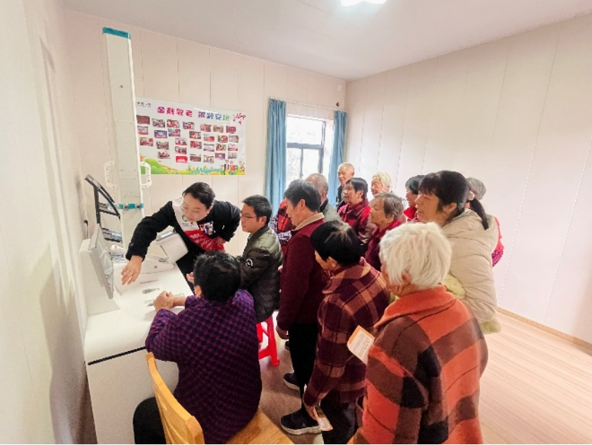 金融适老新范式：中国人寿打造“银龄市集+陪伴课堂”幸福生态圈