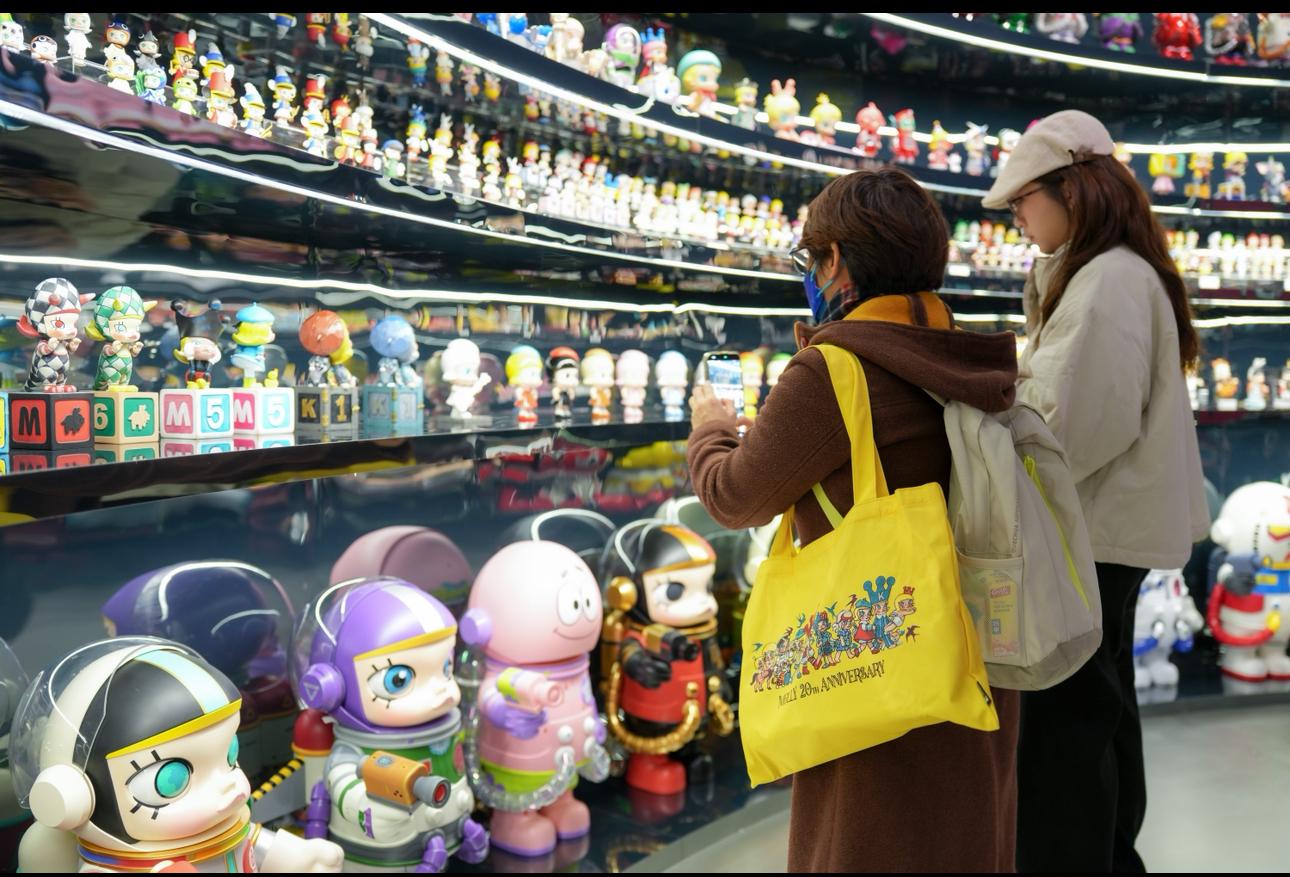 泡泡玛特经典IP MOLLY迎来20周年 全球巡展首站登陆香港