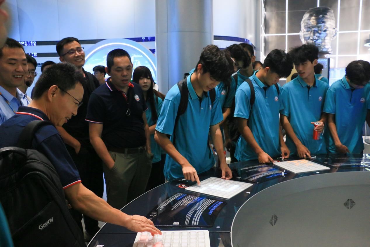 深职大机电学院获深圳科技馆赠旗表彰