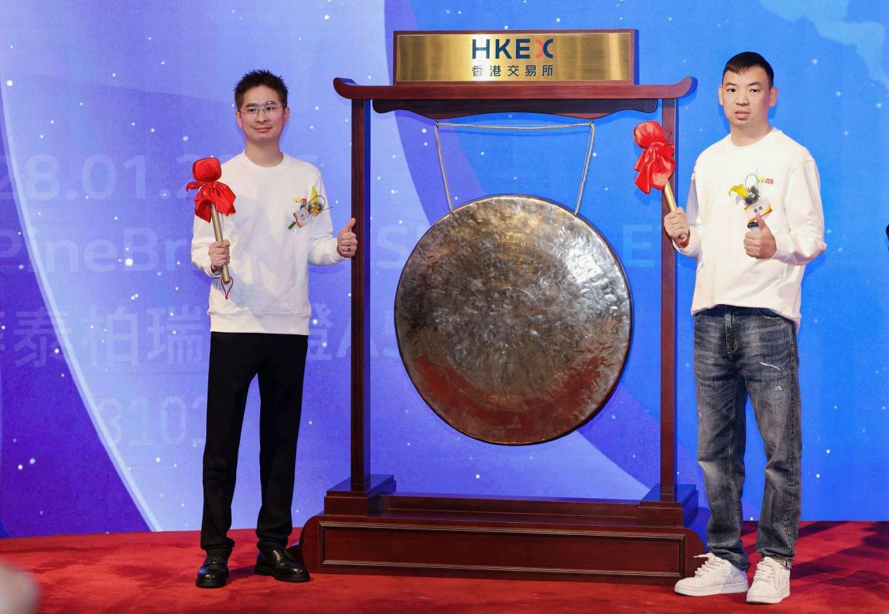 鸣鸣很忙港交所挂牌上市，以“质价比”服务亿万家庭