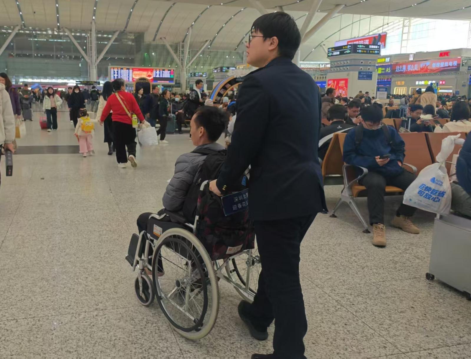 以细致服务化解旅客难题！深圳北站有这样一支“迎春花”服务队……