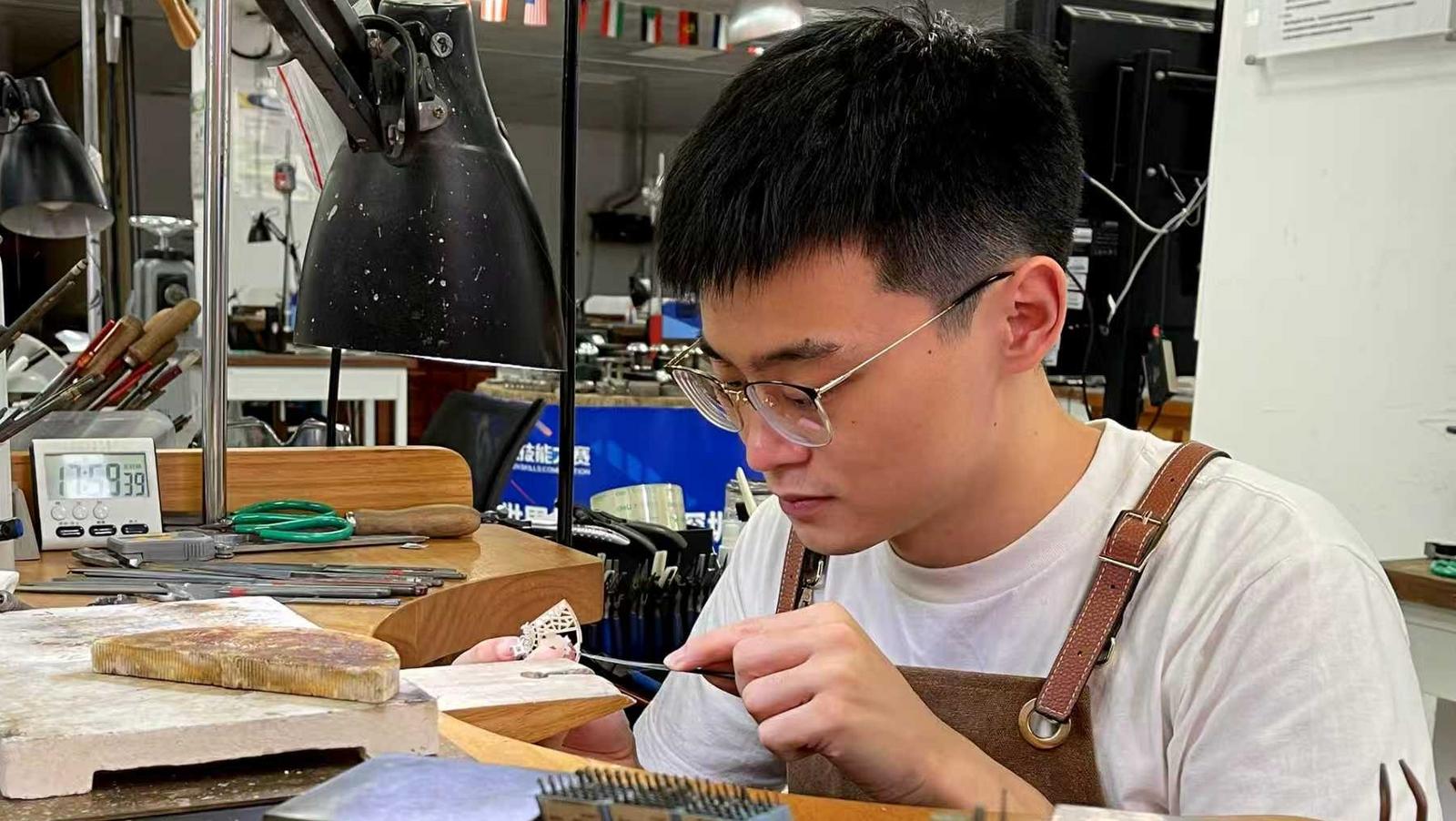 深圳“技客”故事｜从国际赛场到三尺讲台 深城职教师胡凡的匠心传承