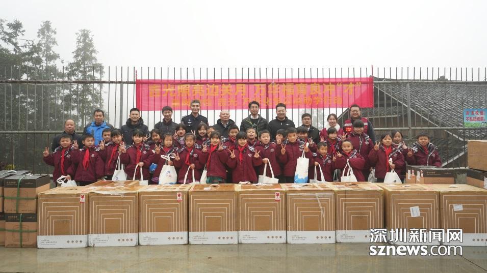 皇岗边检站联合企业为广西两所小学捐赠价值28万元物资