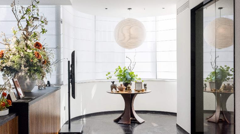 在城市里过一个“慢一点”的新年：华侨城《观照》展览持续开放