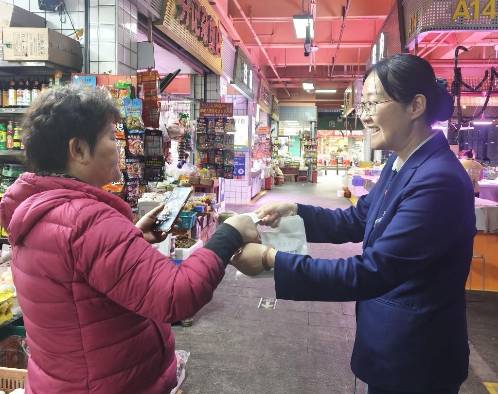 新春反假护民生 交通银行深圳分行走进市场筑牢金融安全线