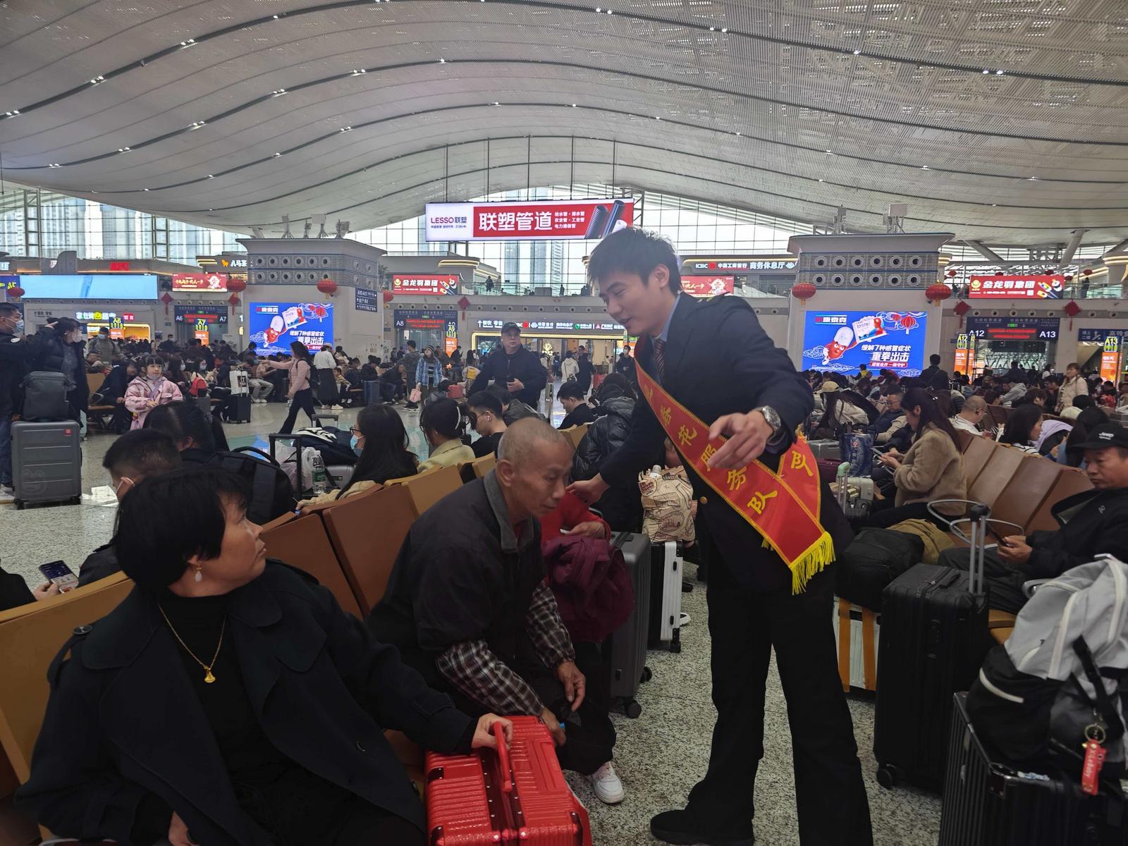 ​锦旗表谢意 深圳北站迎春花服务队队员13分钟寻回旅客上万元失物