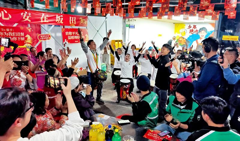 深网快评｜“烤鸡少年”接住了暖意 也回馈了善意