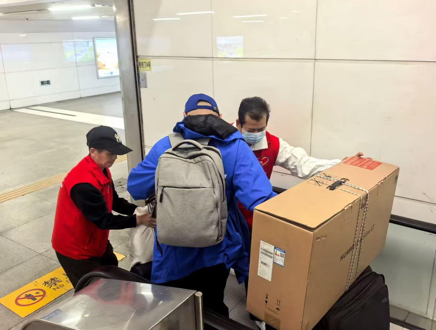 “志愿红”闪耀罗湖口岸 暖心护航春运归途