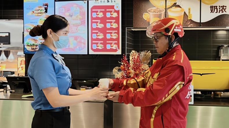 超7700家门店春节不打烊 麦当劳暖心守护骑手与城市烟火