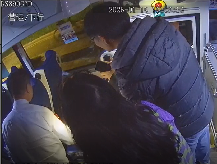 ​深巴党员驾驶员曾自华：微笑守护十米车厢，急难必助显担当
