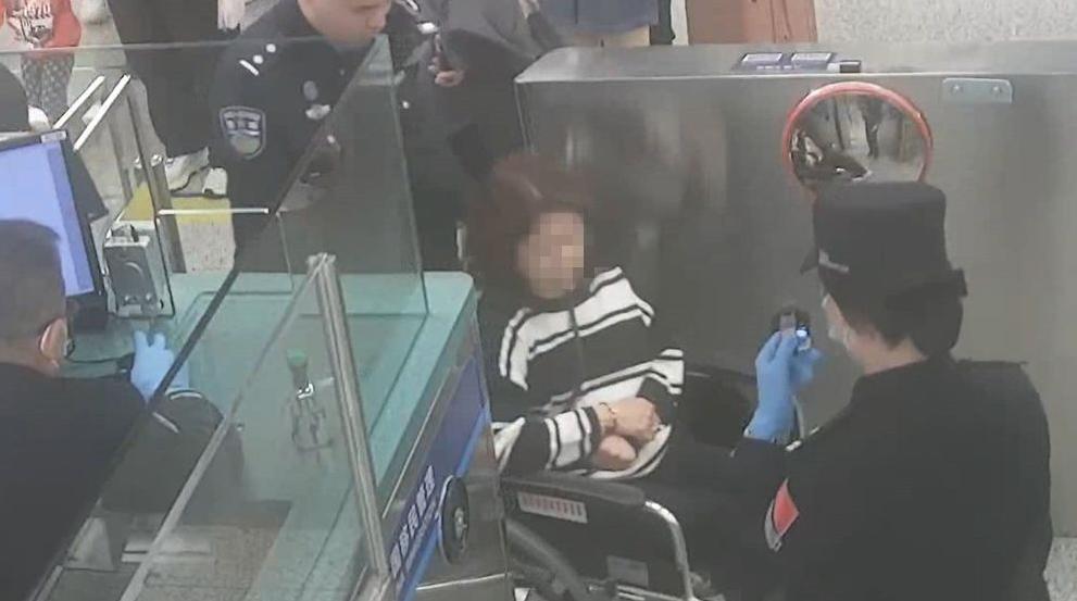 深港联动！皇岗边检民警高效助力摔伤女士返港就医