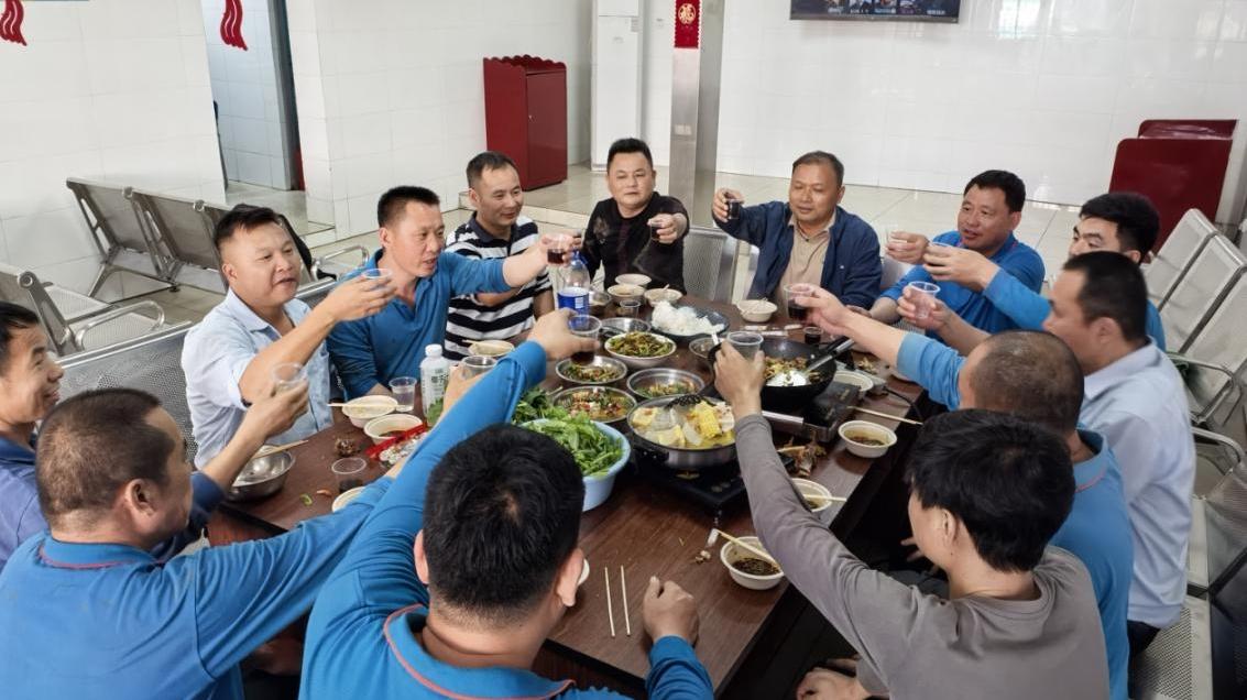 新春走基层|一顿年夜饭情暖坚守人 西丽车间为他们温情开席
