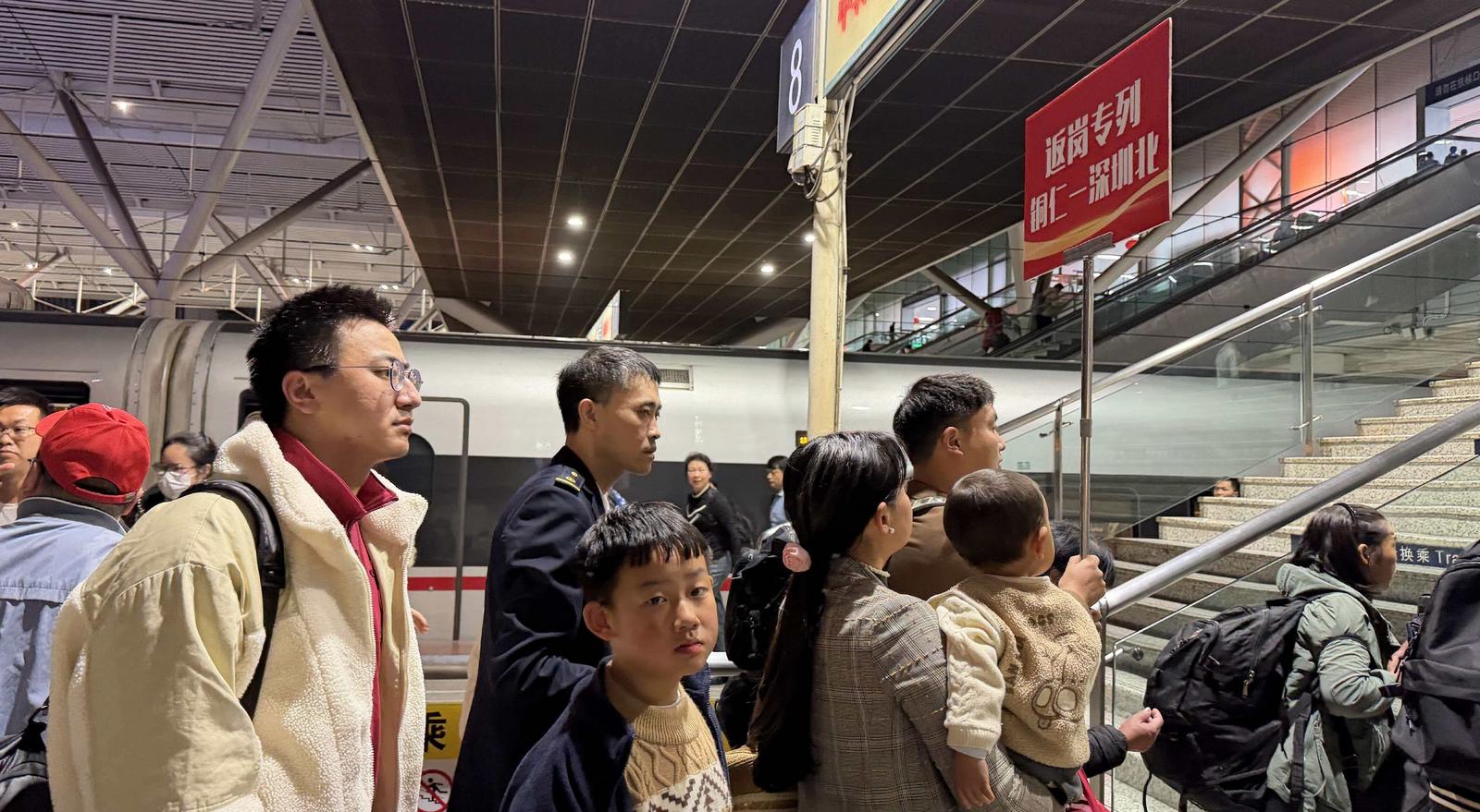 湾区春来早，马年开工忙 高铁载着近400名铜仁籍务工人员顺利返深