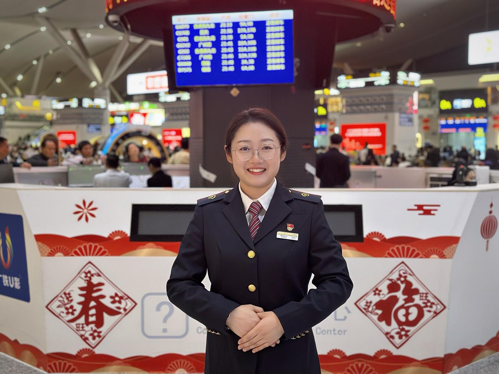 春运故事|坚守春运一线13载 做旅客心中的“迎春花”