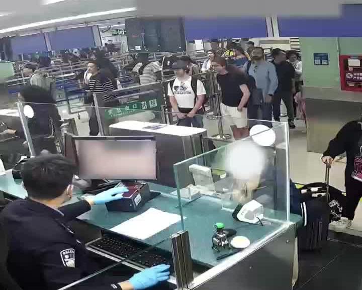视频|外籍旅客突发晕厥 罗湖边检开通紧急通道护航安全入境