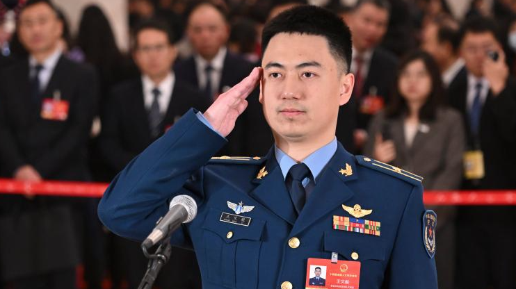 代表通道丨歼-16飞行员王文毅：每天就想一件事 实战实训练兵备战