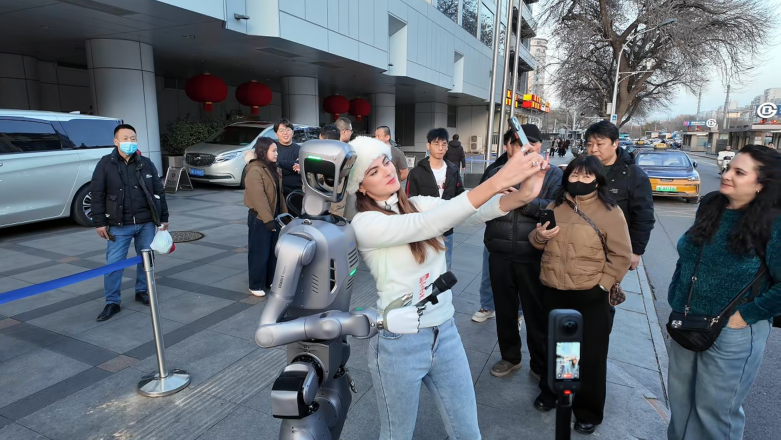 “进京”上岗！深圳人形机器人在全国两会现场当起采访助理 还帮忙接打爆米花