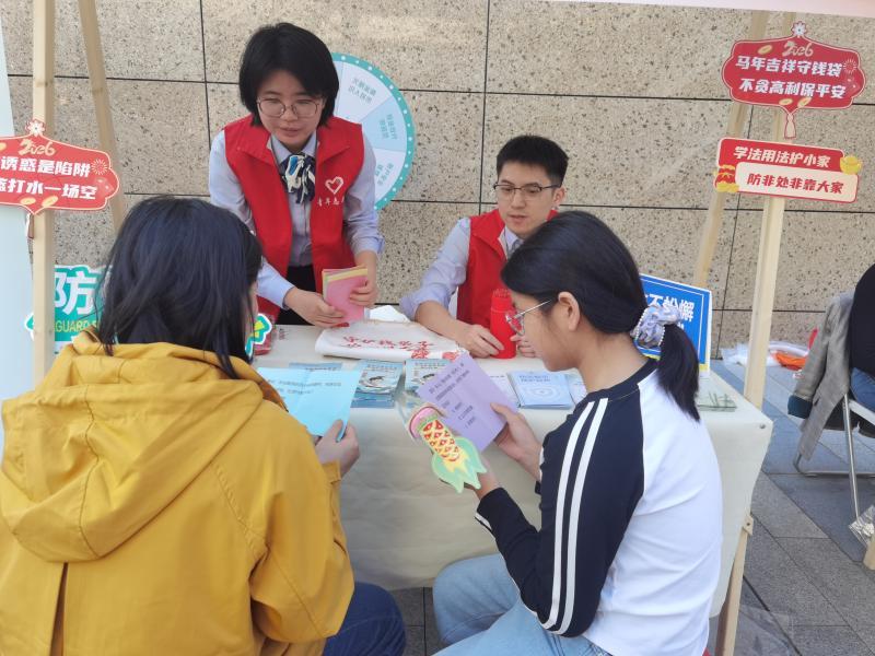鹏城金盾|不办业务 专送“防骗秘籍” 农行“青骑兵”闪现高铁、市集多场景