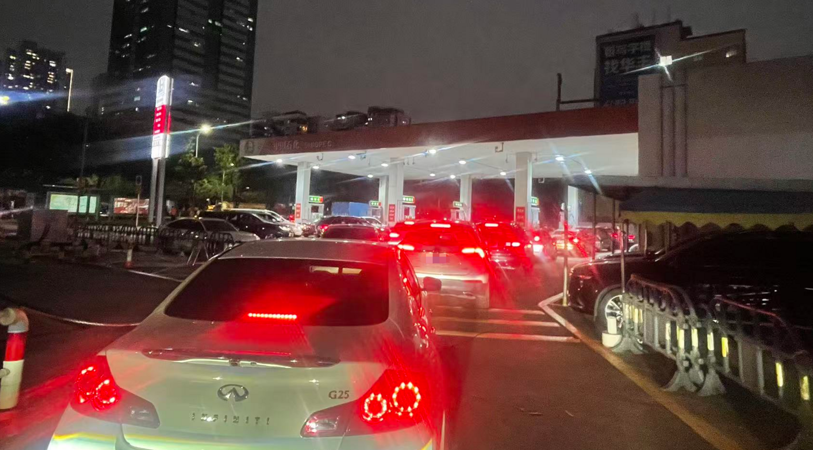 视频|成品油价年内四连涨 深圳车主加满一箱油将多花30元