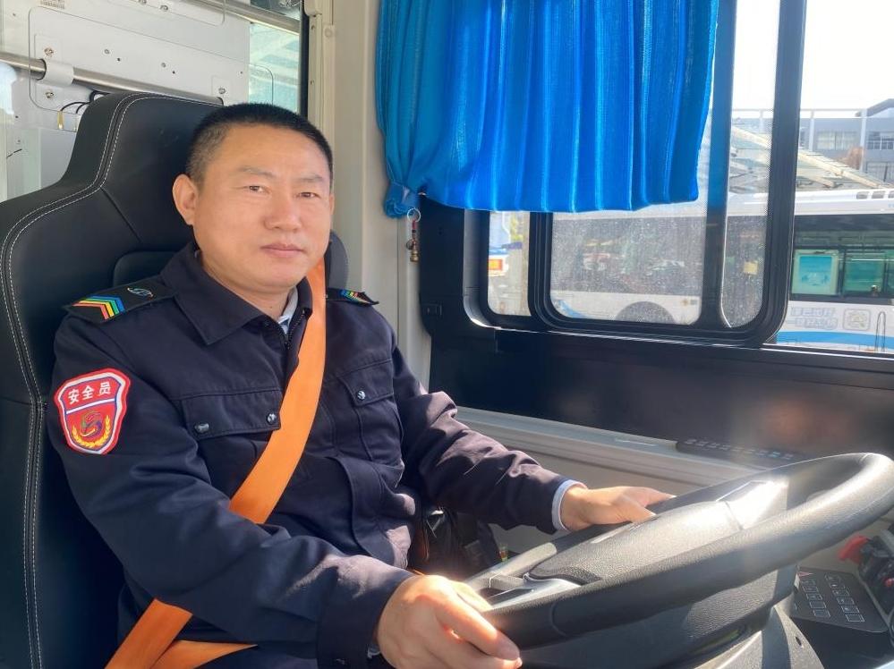 临危不乱暖人心！M198 线司机李庭紧急救助晕倒乘客获点赞