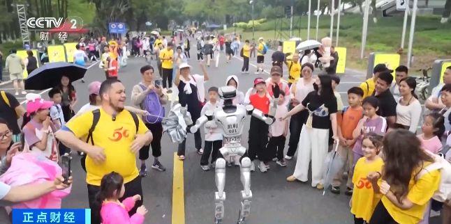 九游体育:越野车体验项目周末预约爆满!广东佛山户外运动火热催生消费新场景(图1)