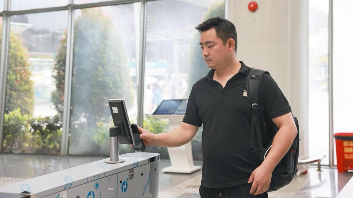 政企协作破解枢纽接驳难题——从“人找车”到“精准汇合”