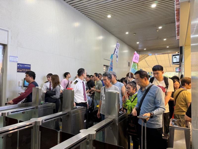 粤港澳大湾区今年首批高铁旅游专列开行 约2400名香港旅客从深圳北站出发踏青赏花