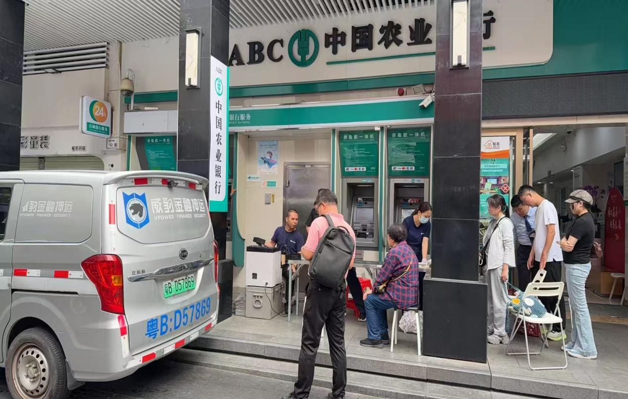 农行“硬币大篷车”走进深圳罗湖东门商圈