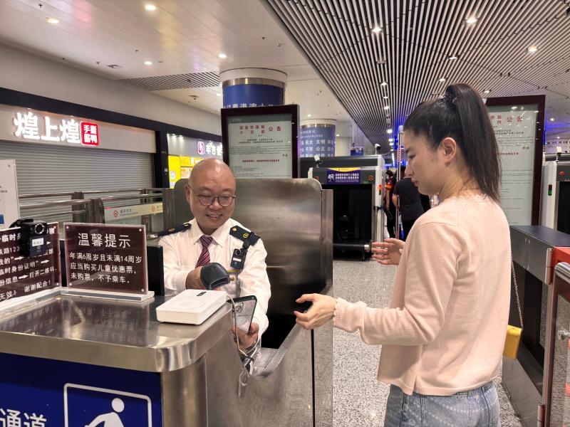 福田站客运员边境：三十年微笑守护旅客归家路