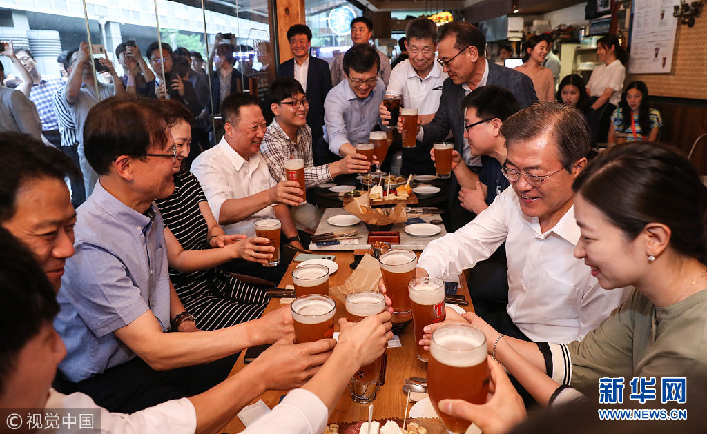 韩国总统文在寅现身酒吧与民众把酒言欢
