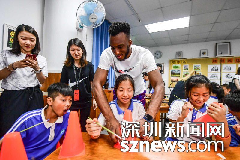 nba球星体验校园篮球文化白芒小学学子与球星零距离接触