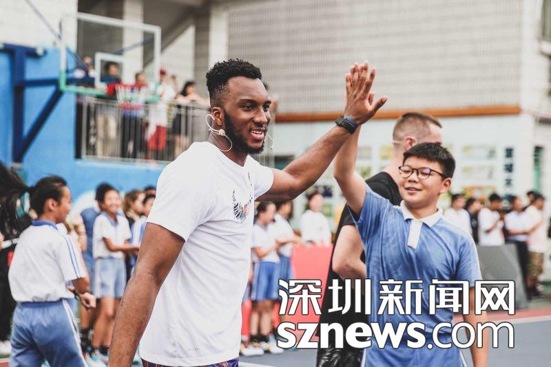 nba球星体验校园篮球文化白芒小学学子与球星零距离接触