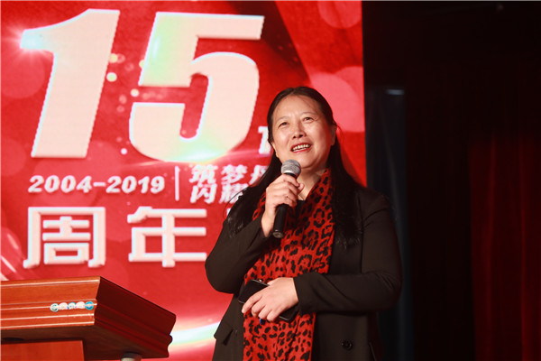 庆典上张晓丽校长发表致辞,她回顾了丹堤实验学校的办学历程,同时向