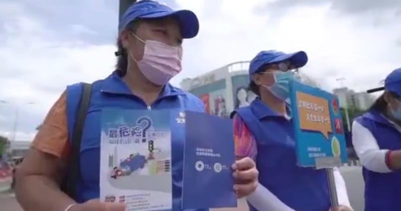 【文明实践】不戴头盔闯红灯，骑手被拦写承诺书