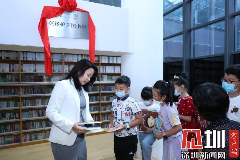 (大中华酒管公司董事长黄文稀女士在"英诺护芽图书屋"揭牌仪式上与小