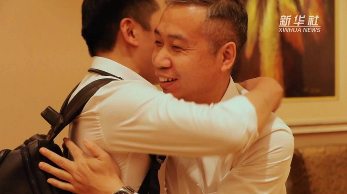 已成大学新生;"战友"聚会上,一首《绽放》唱得轻快……出品:徐金鹏