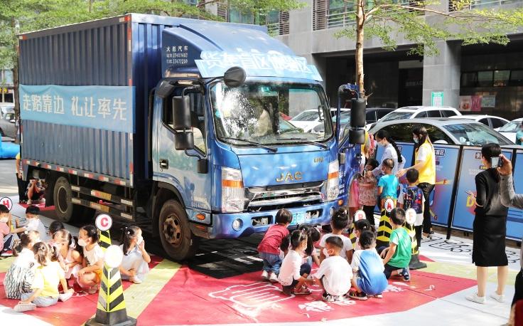 【区县新闻】深圳南山：居民参与逃生演练，萌娃“客串”司机找盲区