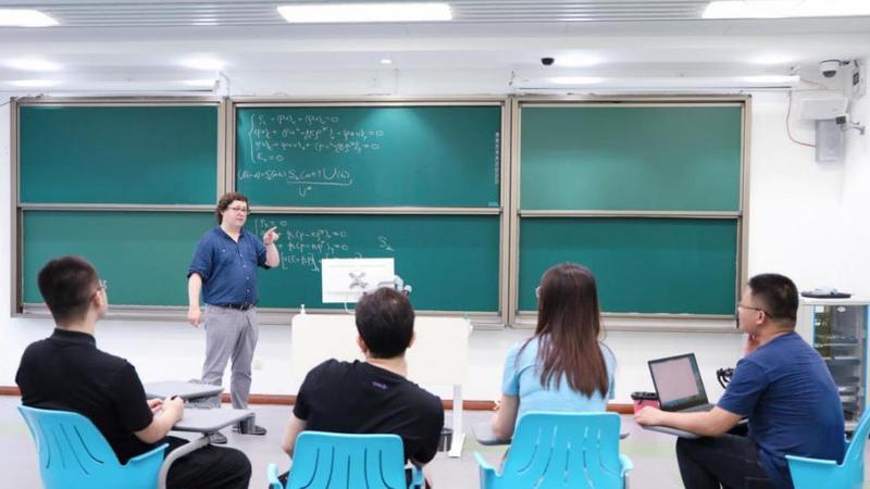 【特区40年】外国人眼中的深圳：科学赋能产业，产学研结合推动城市发展