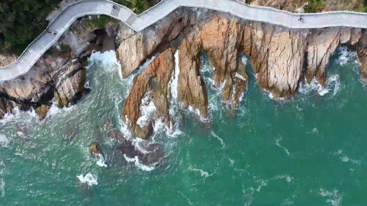 广东深圳盐田栈道，串起海风和浪花