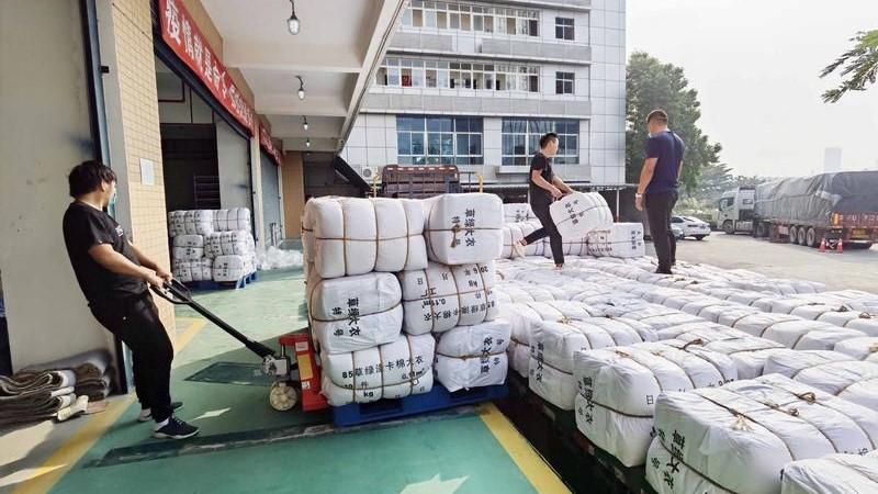 【脱贫攻坚】千里送温暖 深圳捐赠13000件御寒衣物送达喀什