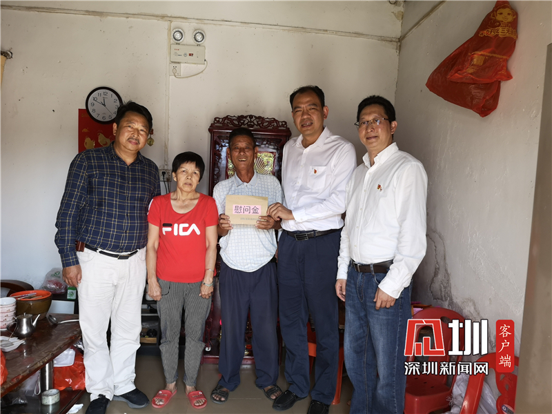 在坂田街道驻点帮扶小组工作人员的陪同下,坂田街道党工委副书记,办事