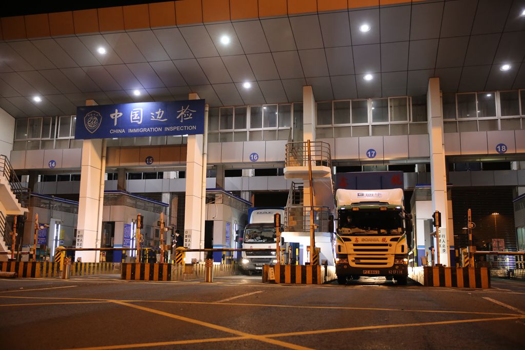 in视频直击12月10日零时深圳湾口岸货检24小时通关启用